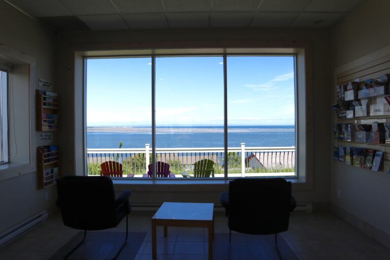 centre-information-aux-visiteurs-de-caraquet-vue-sur-la-mer
