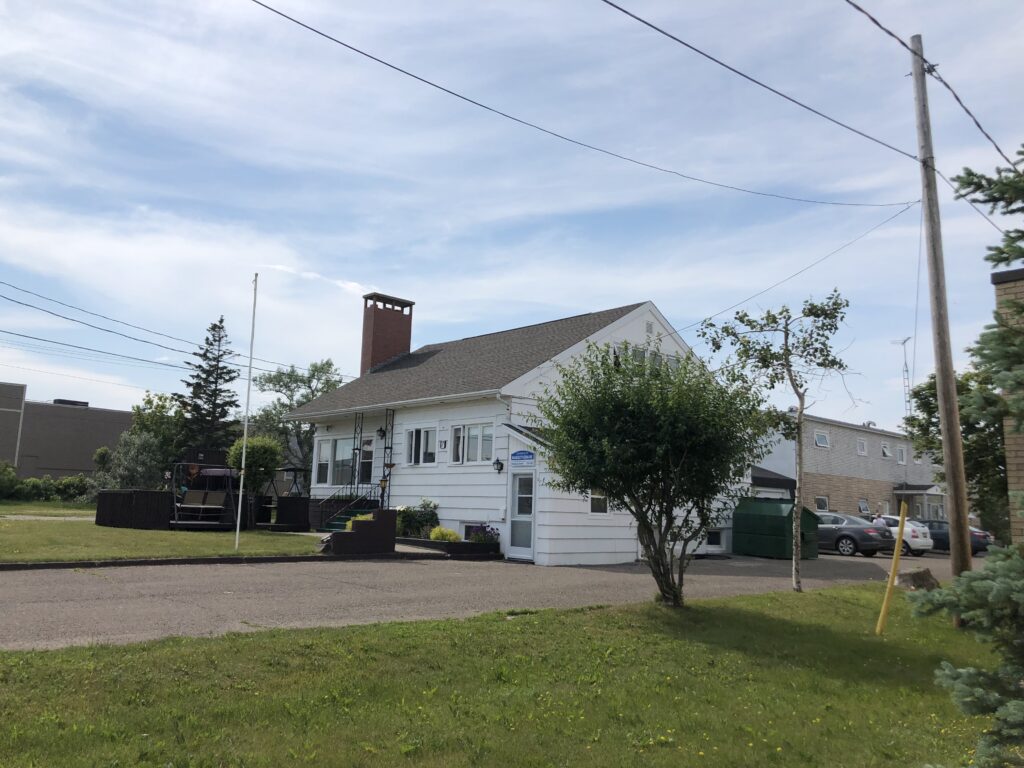 Situé dans la magnifique ville de Caraquet, à quelques pas de la plage et du Carrefour de la Mer, notre logis offre aux visiteurs de la région une variété de logements spacieux et très confortables aménagés de façon à satisfaire les besoins et les goûts de tous.