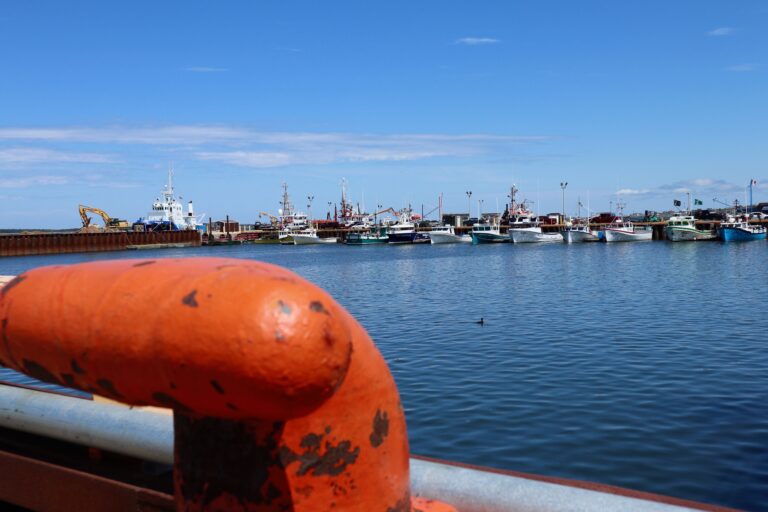 quai-de-caraquet-vue-des-bateaux-de-peches