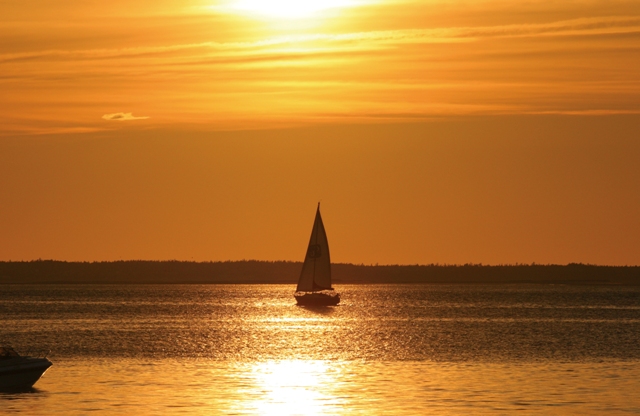 voilier-coucher-de-soleil-baie-de-caraquet